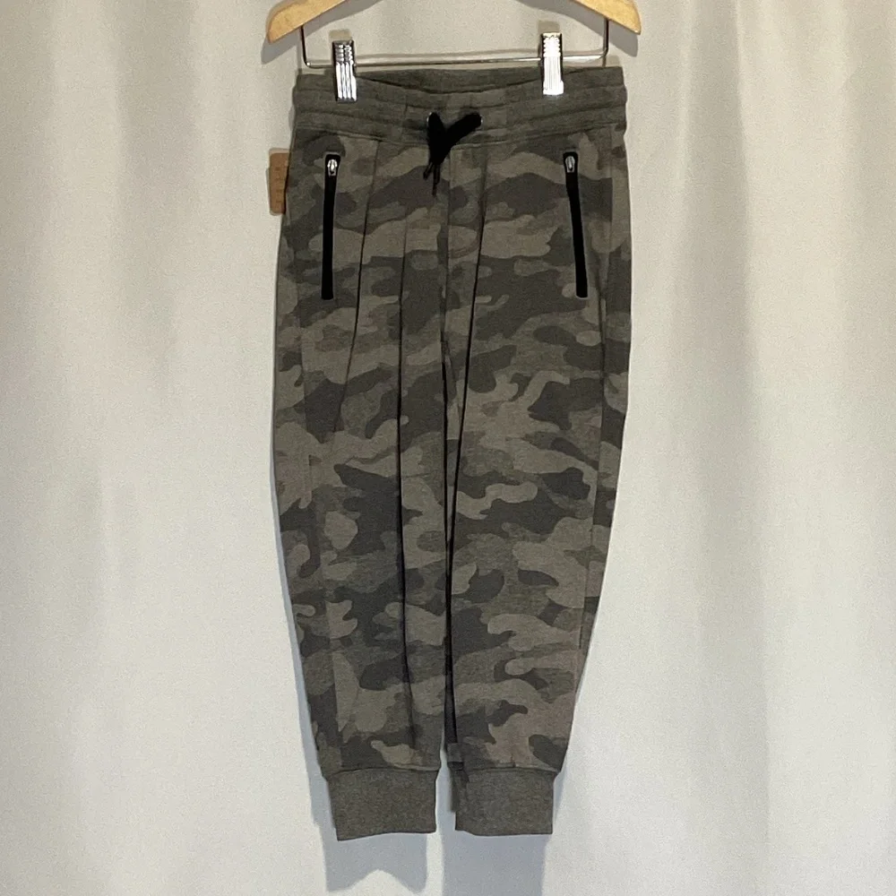 1758. 🟢 Old Navy Boys Camo Green Sweatpants EUC Size 5